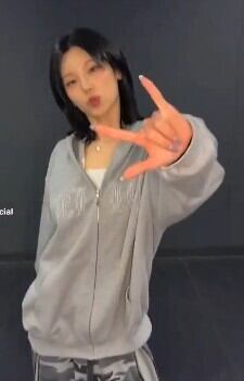 在庫少なめ！！！☆ITZY イェジ 着用！！【LEEY】 STUDDED ZIP-UP