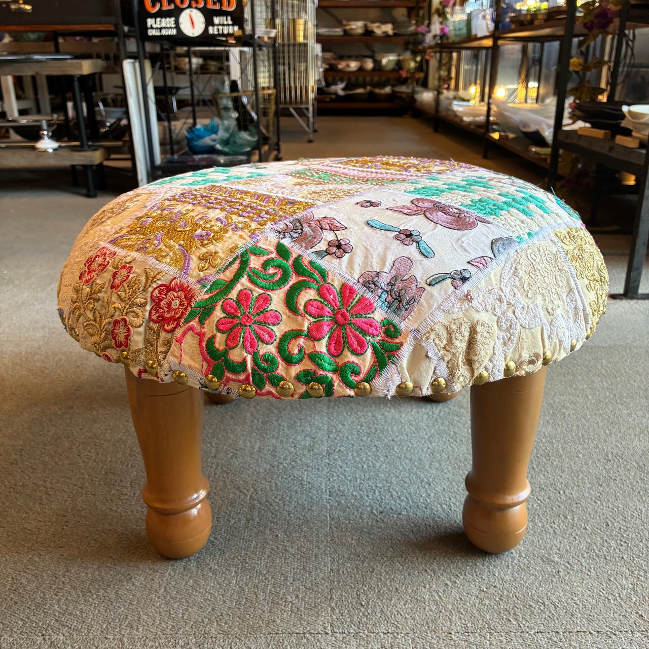 India Zari patchwork stool Pink　インド　ザリパッチワークスツール　ホワイト　B　家具　椅子　カンバディア　チェア　ザリ刺繍　オットマン　ヴィンテージサリー