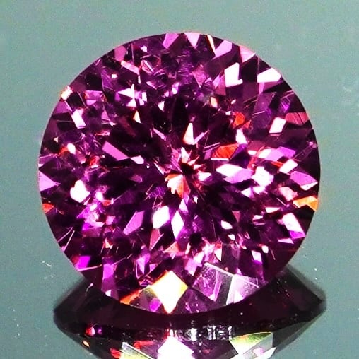 【DISCOVERY】Bright Brilliant Cut®︎ “129 Facets” 0.76ct Natural Rhodolite Garnet