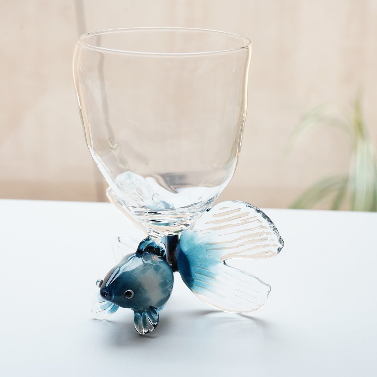 【竹川久仁子】耐熱ガラス 青い金魚ワイングラス T-12-A