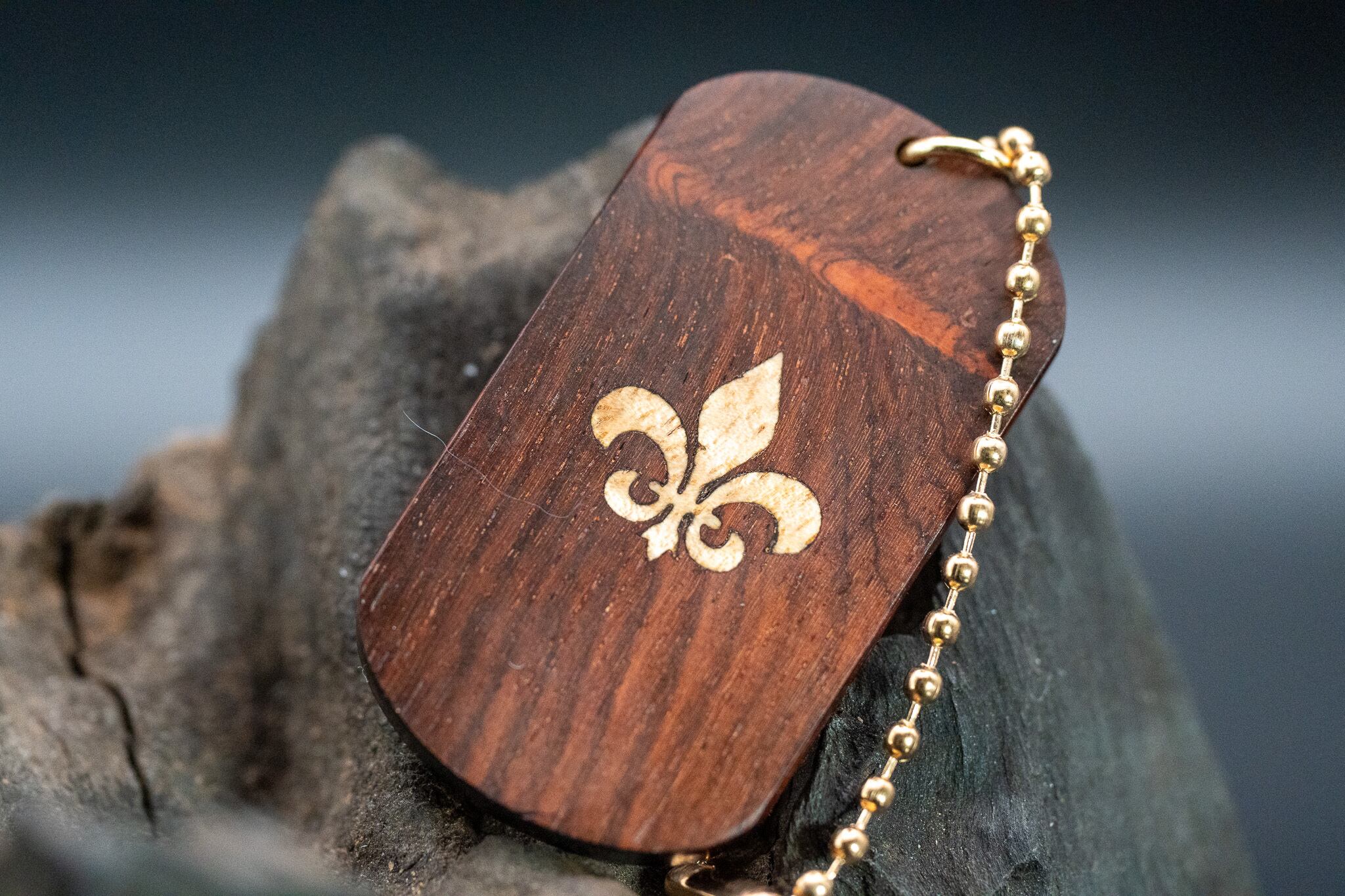 【 深紅の銘木 】老紅木 ドッグタグ 象嵌 フルールドリス