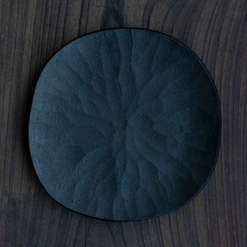 富井貴志　蓋物 富井貴志 18 黒い朴の皿 | くらしのギャラリー杜の街グレース店