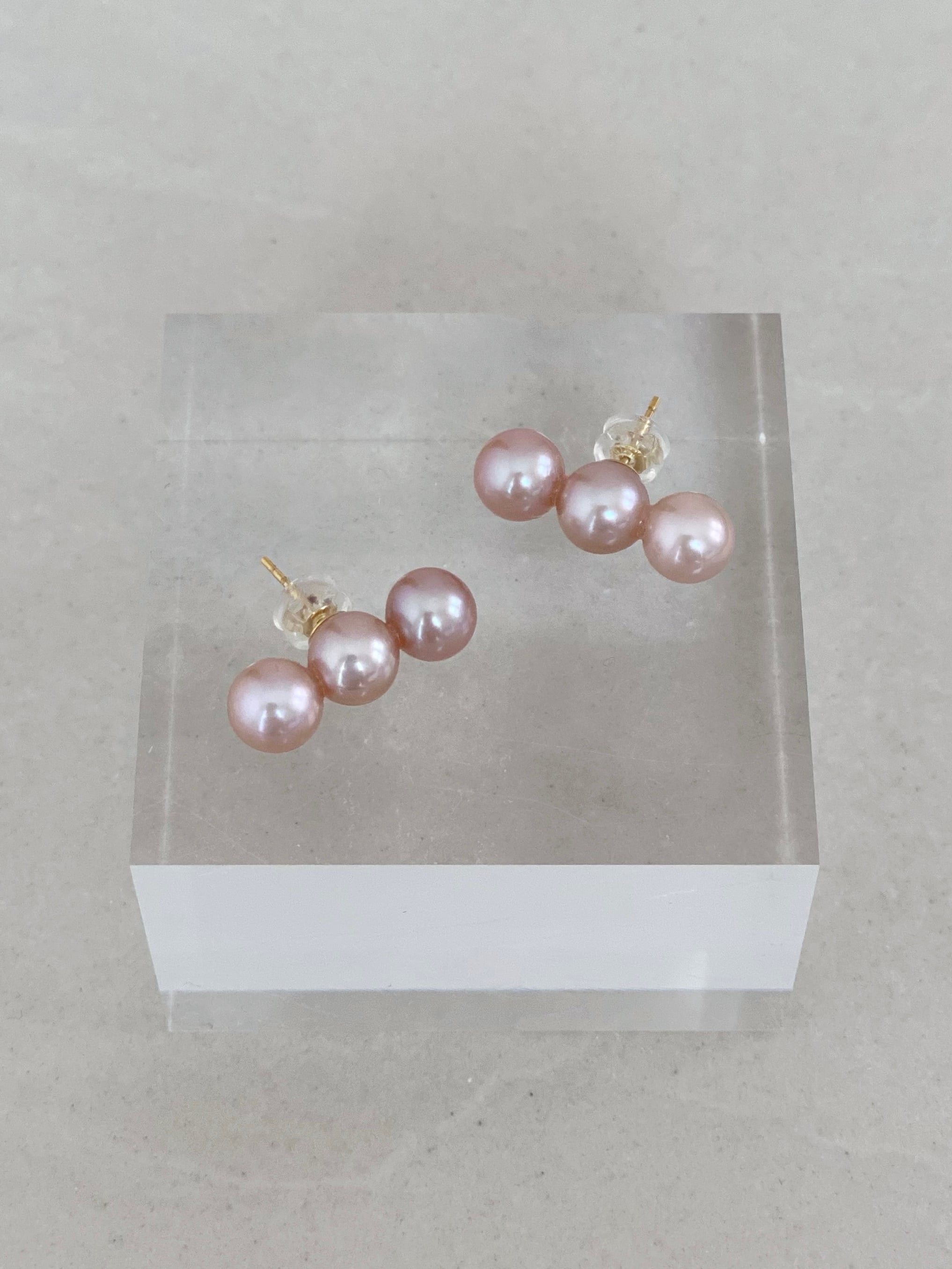 pearl line earrings pink