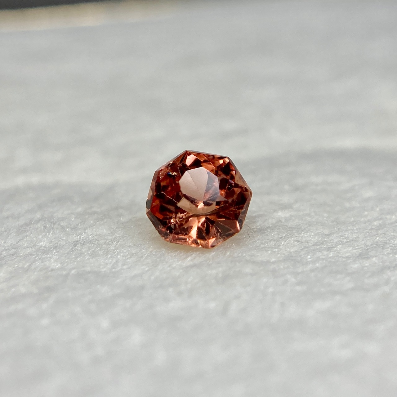 お花みたいなスピネル 訳あってお買い得 オレンジ系 約4.5mm r-0202