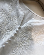 リネン刺繍Vネックブラウス