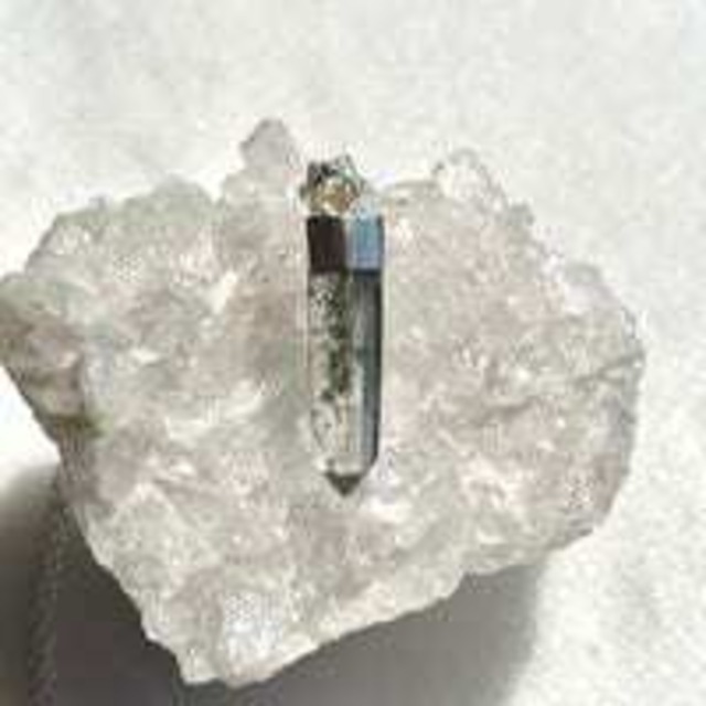 【超美石】ガネッシュヒマール産　ガーデンクォーツ　ポイント　ペンダント（トレモライト入り）（チェーンつき）　6574