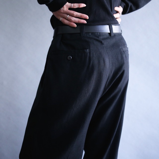 2-tuck tapered silhouette black wide slacks