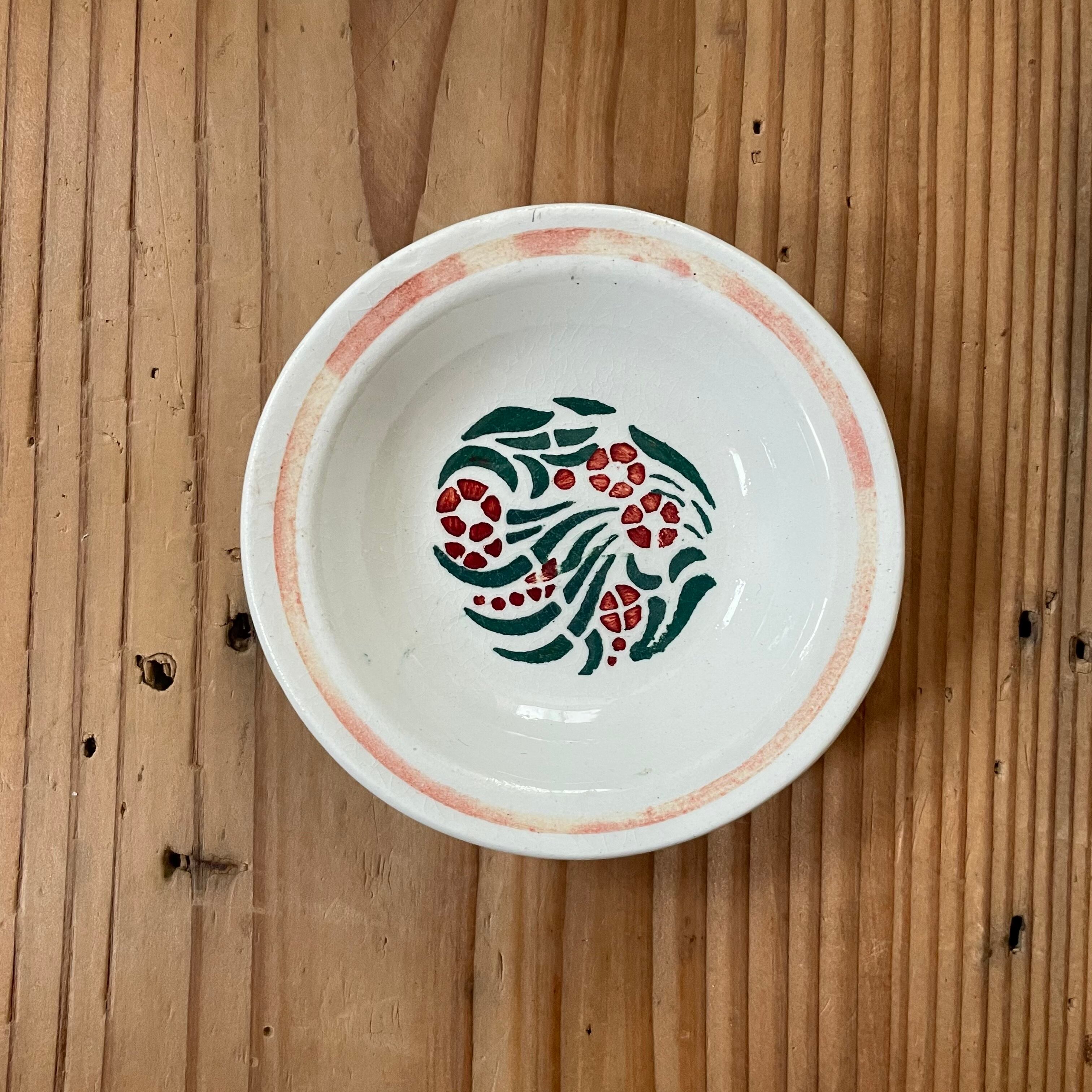 赤い花模様の小皿