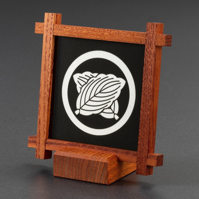 ［丸に違い柏］組子細工の家紋パネル