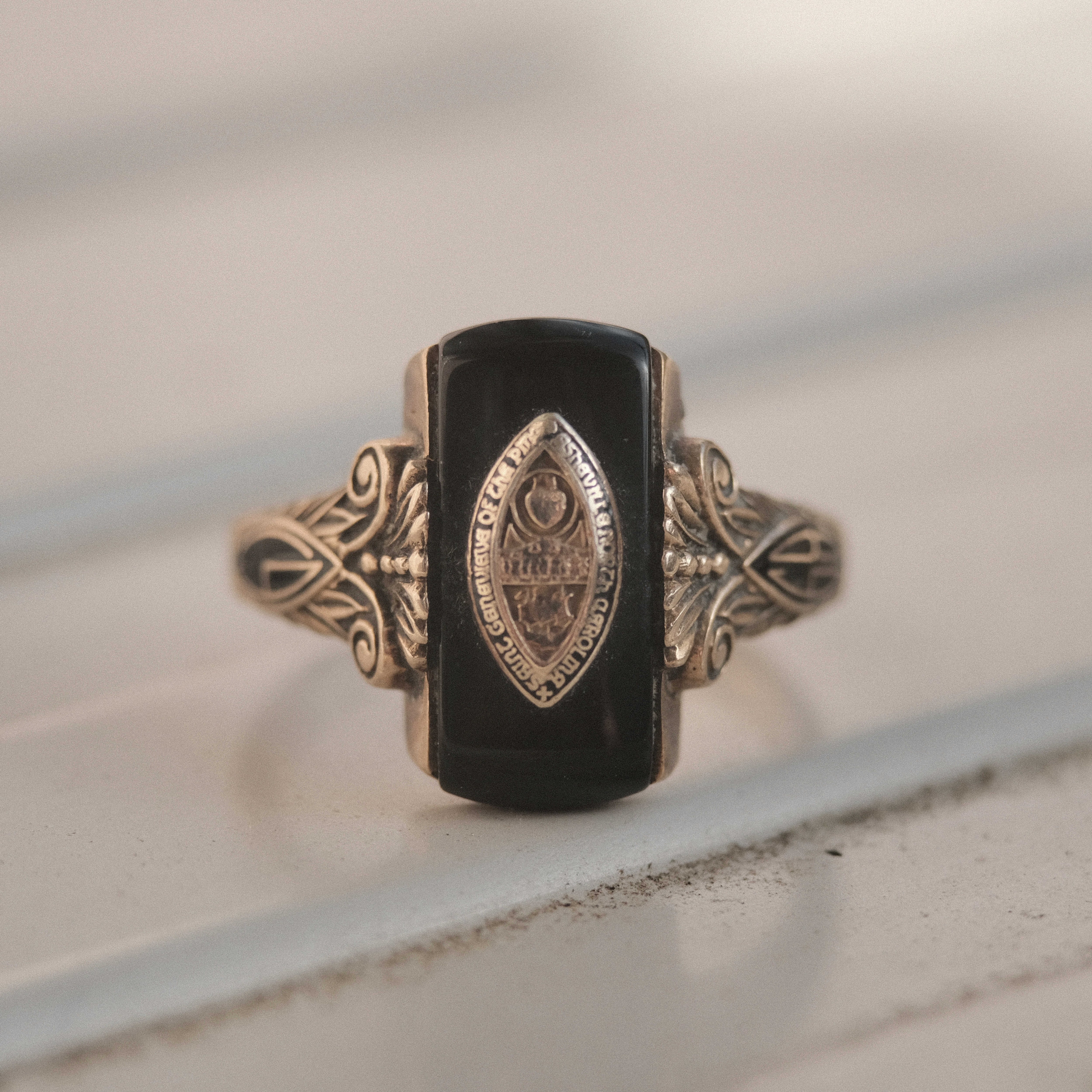 Vintage gold and onyx Playboy signet ring | H2 Vintage
