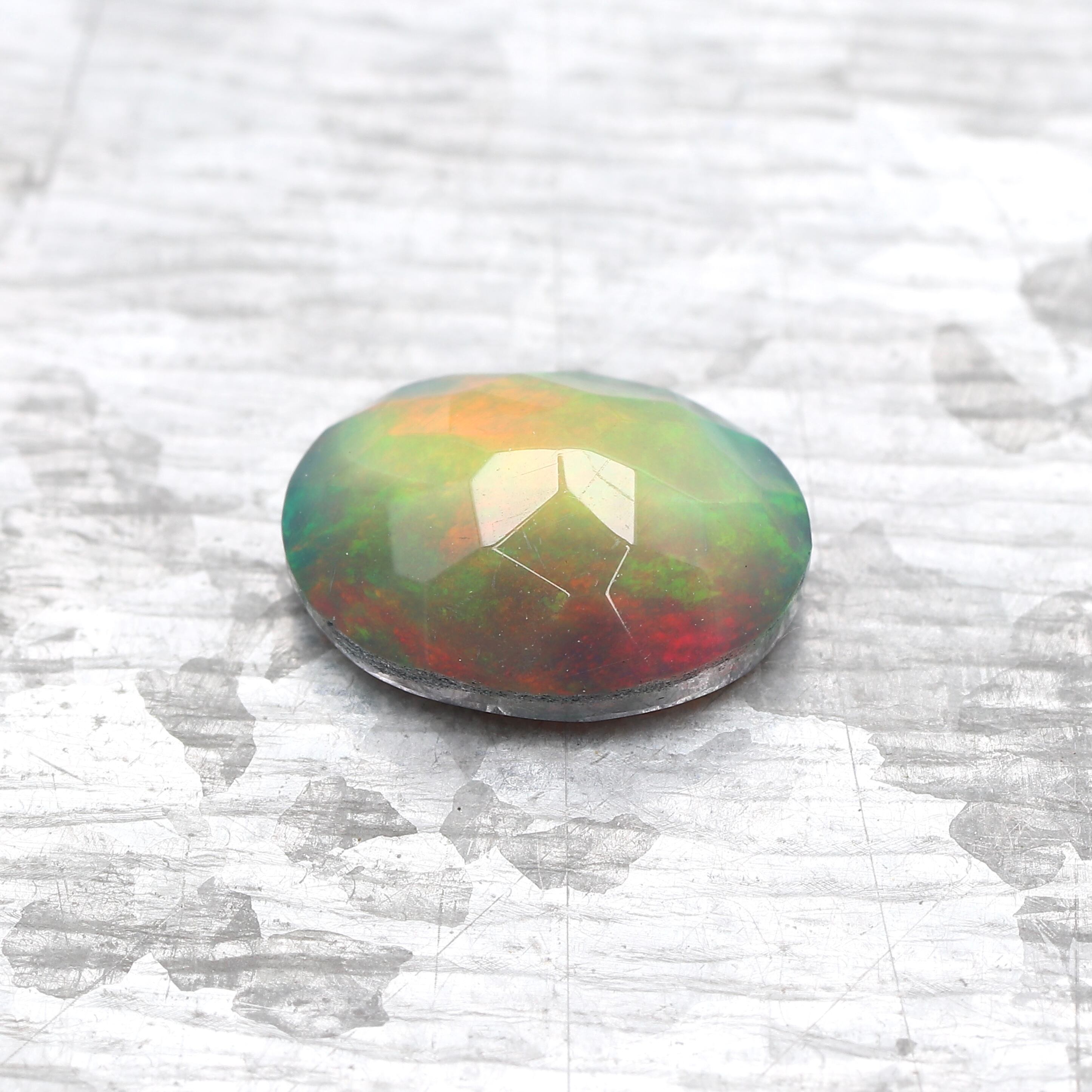 エチオピア産オパール 0.83ct オーバル 加熱・着色 | 色石堂 エチオピア産オパール 0.83ct オーバル 加熱・着色 | 色石堂