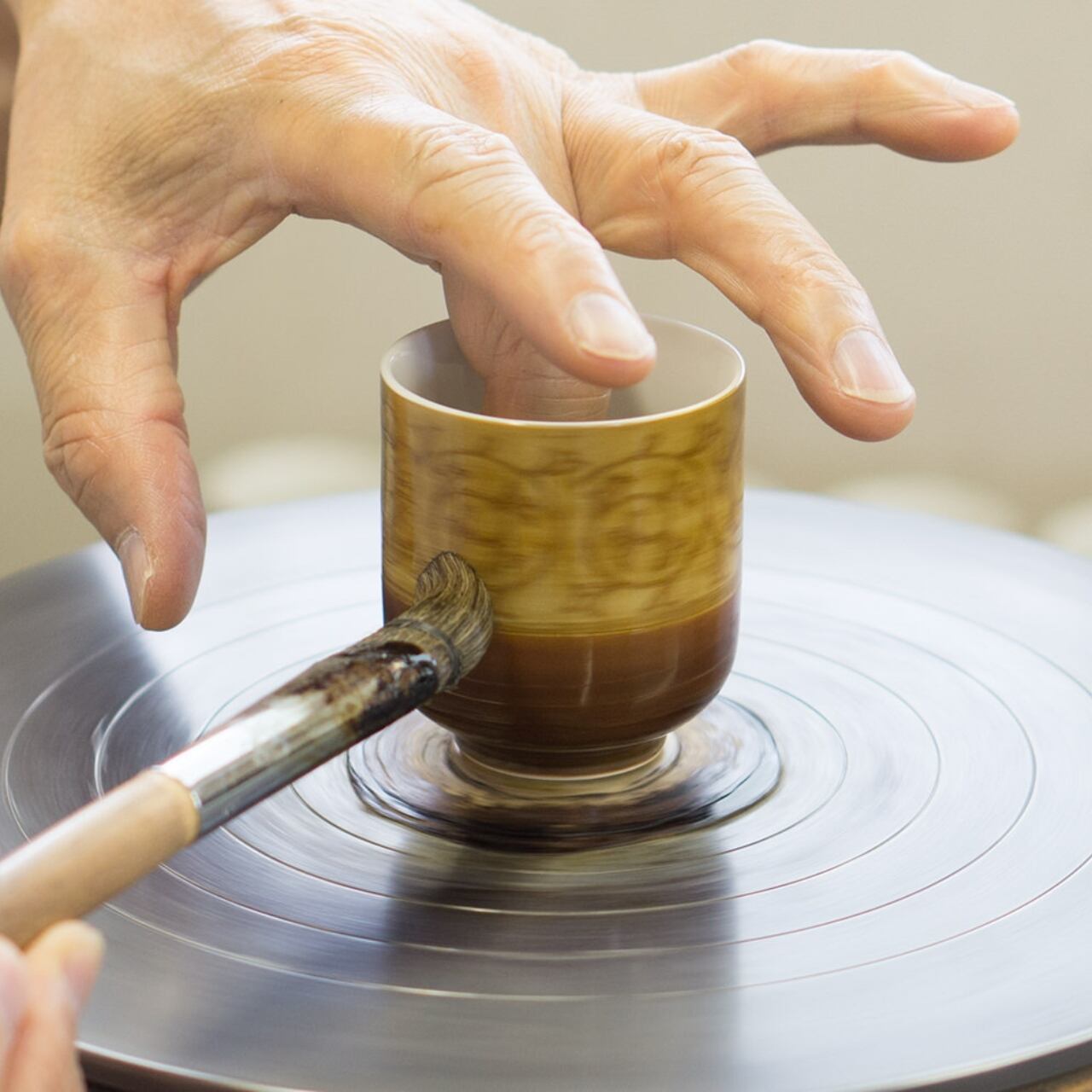 日本製】金唐草仏具 大仏器（仏飯器・大）美濃焼 山源謹製 700-014