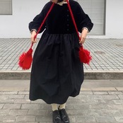 黒の余韻が揺れる光沢スカートの物語ワンピース《W0216》