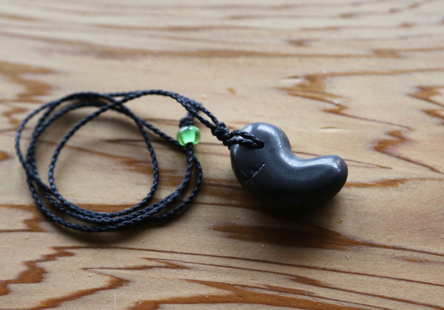 自然の息吹を味わう。-備長炭勾玉ペンダント- | アジアイロ雑貨店