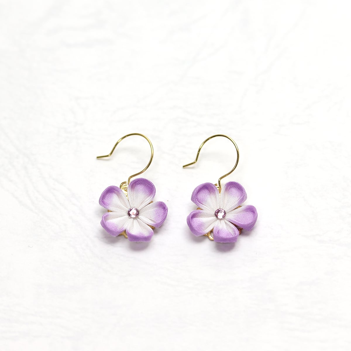 つまみ細工小花のピアス＜ラベンダー＞ イヤリングに無料交換 | 現代