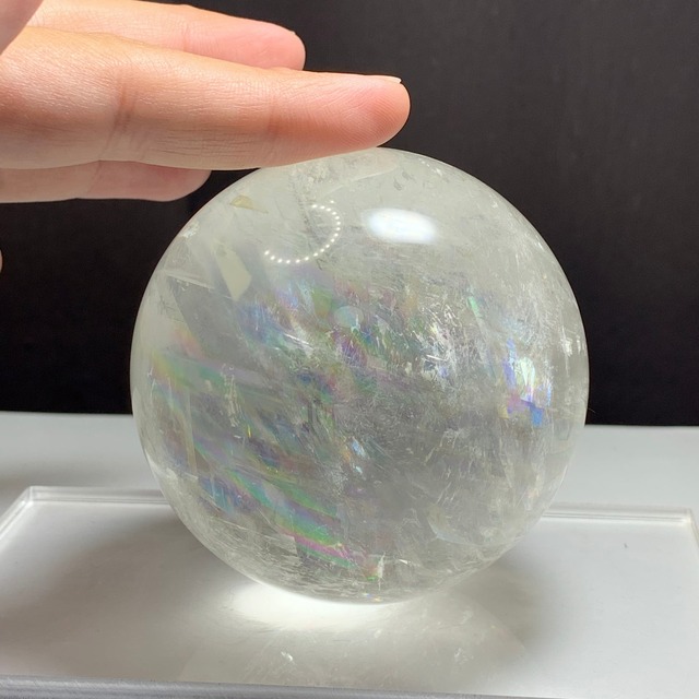 まるでレインボーが閉じ込められたかの様なスーパーレインボー大玉ホワイトカルサイトスフィア