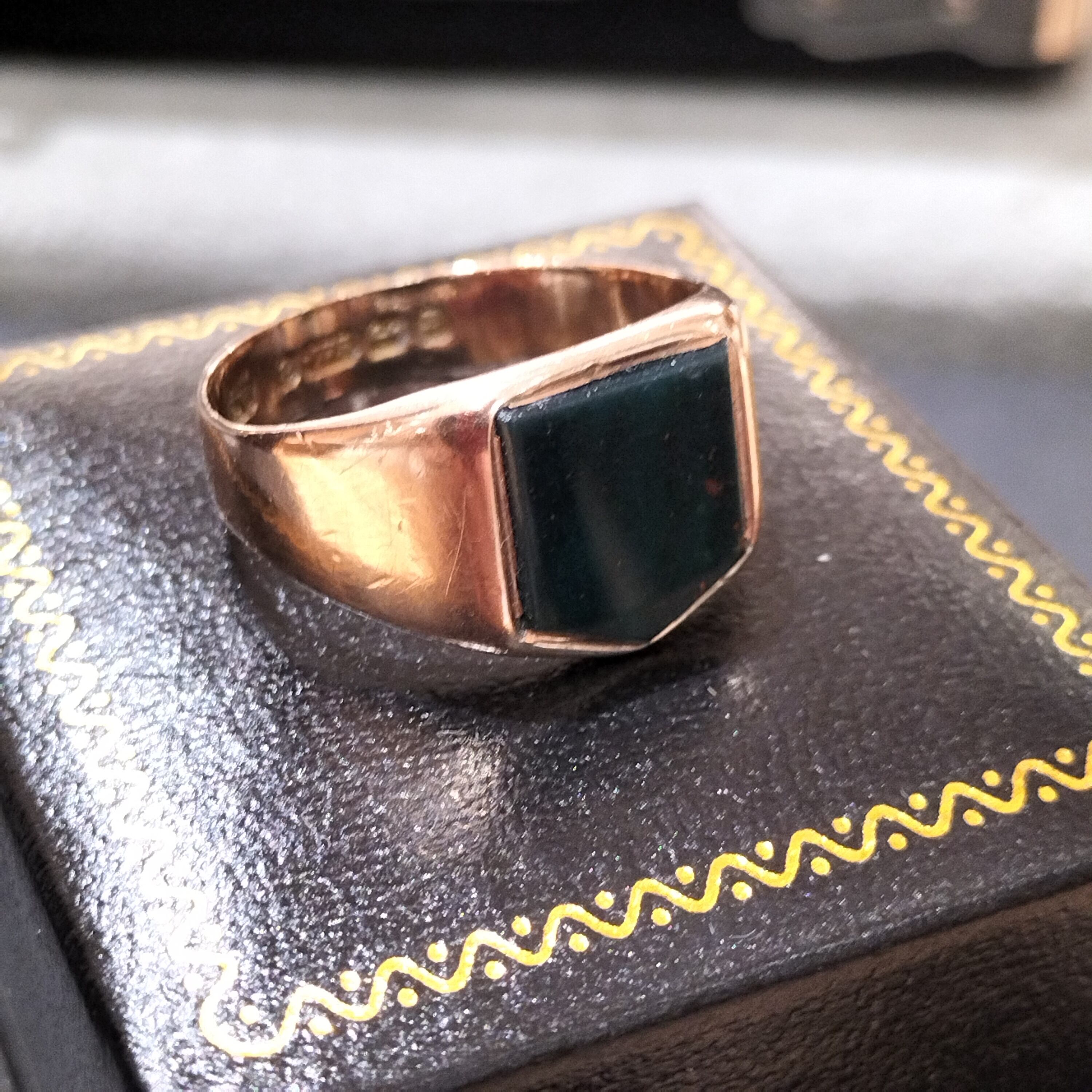 Antique 1889年 Gold Bloodstone Shield Ring UK