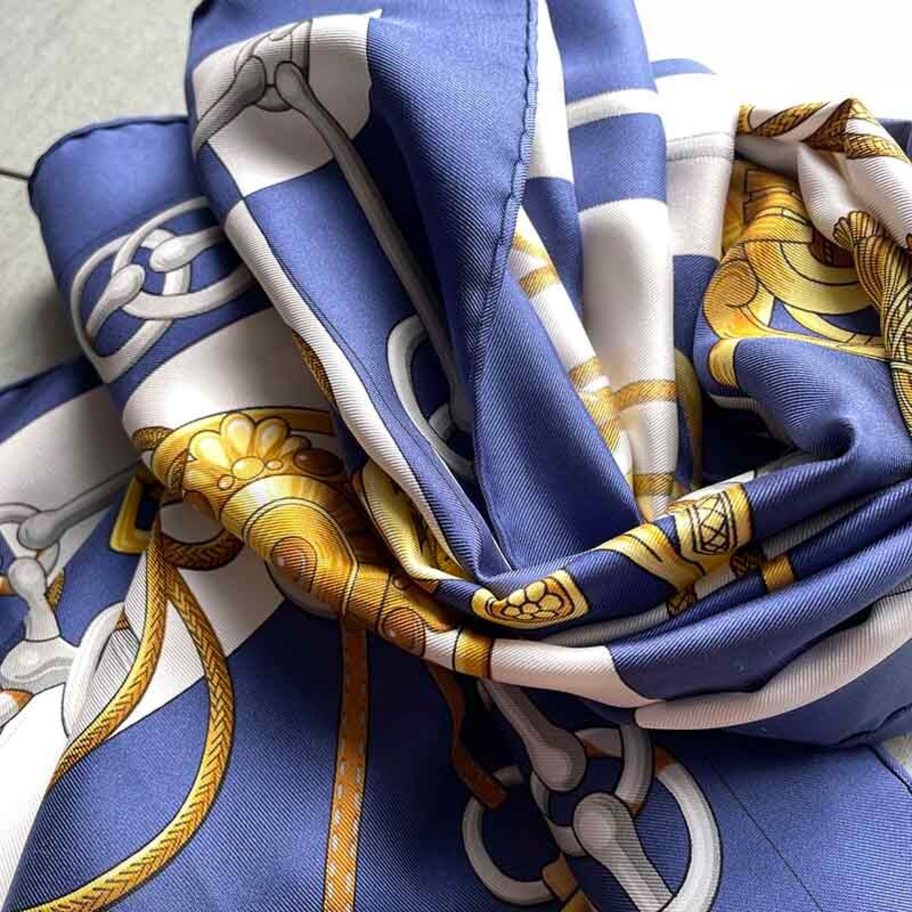 エルメススカーフ　Hermes　カレ90　Cliquetis シルクスカーフ　ネイビーブルー 12acdp1