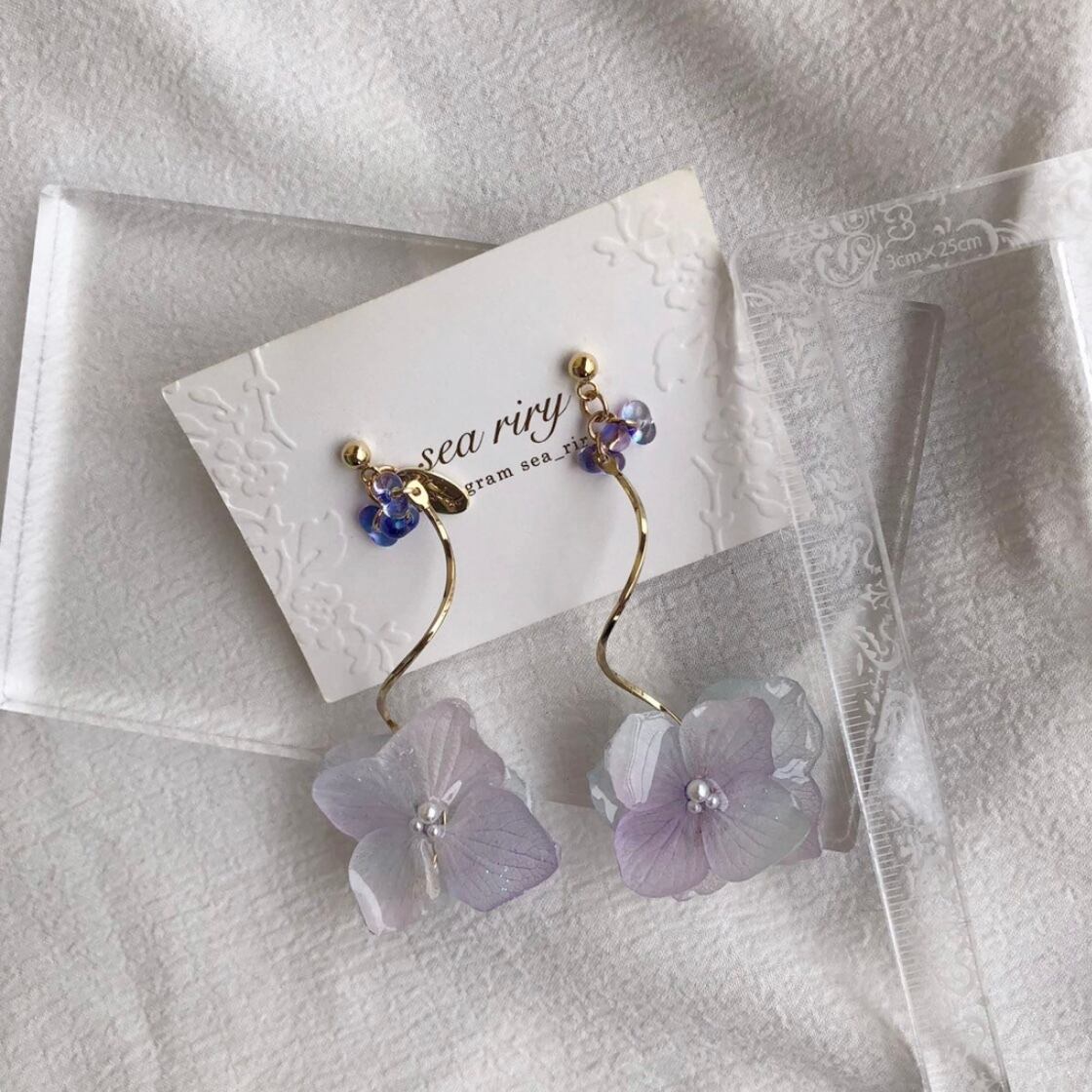 お花のゆらゆらピアス ハンドメイド 再販】ゆらゆらシリーズビーズ刺繍のお花（ﾎﾜｲﾄ）ピアス/イヤリング