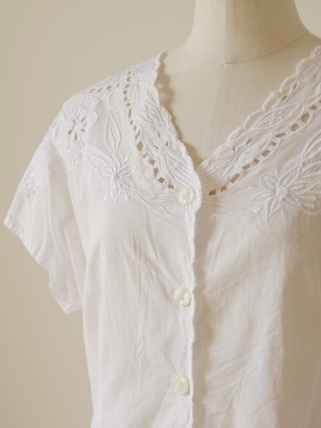 ●embroidery design blouse②