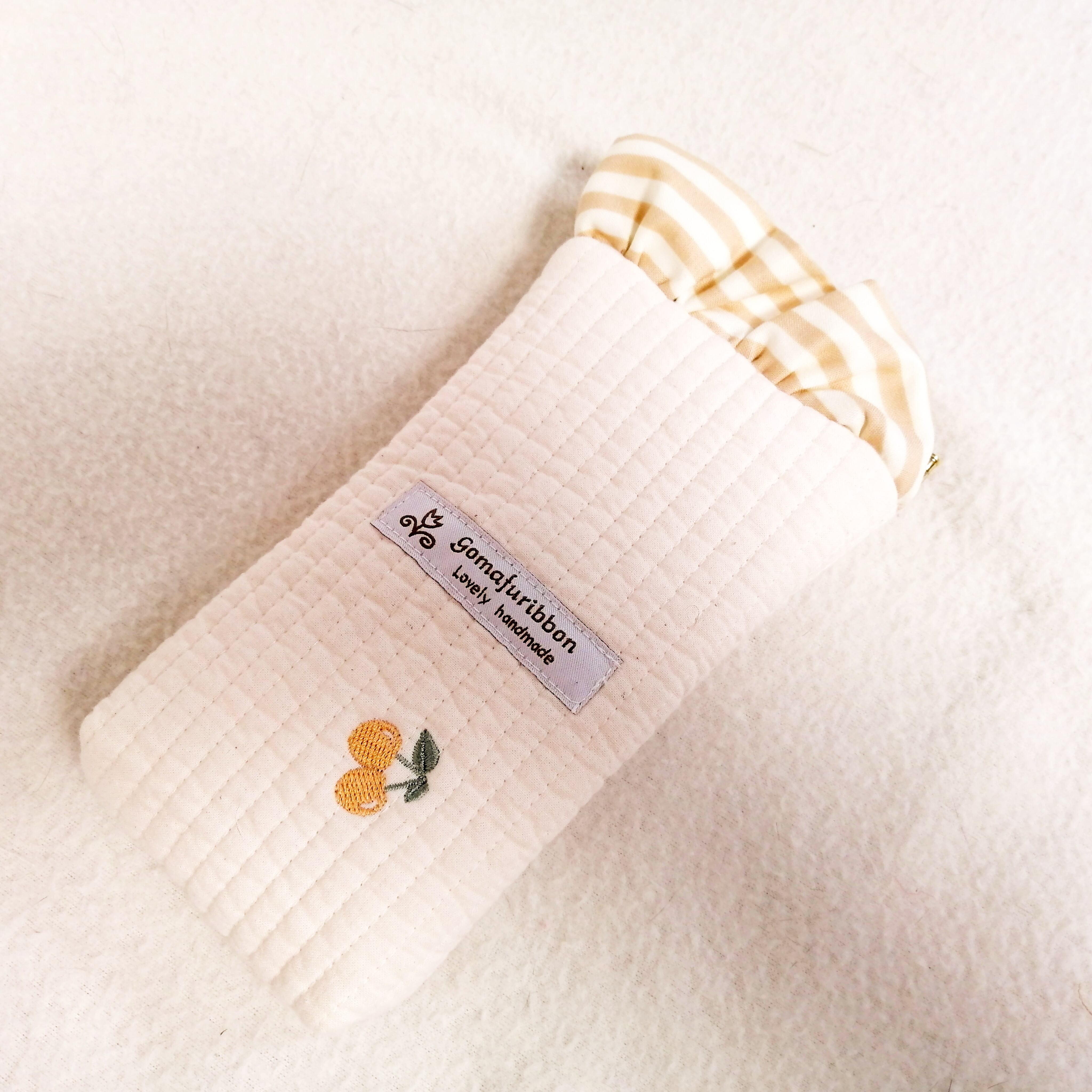 ほんわりフリルのめがねポーチ ヌビキルト バネ口 ストライプフリル アイボリー オレンジチェリー