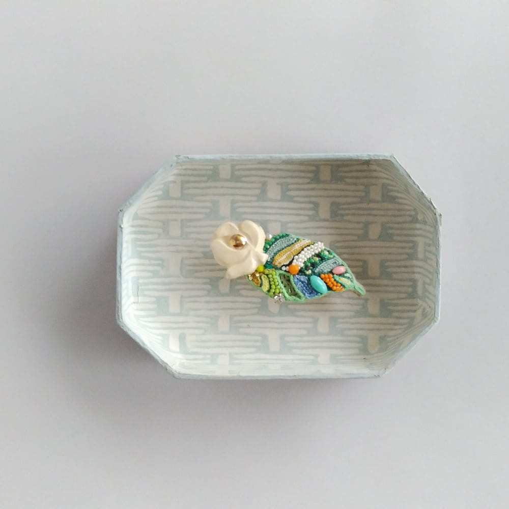 陶器花ブローチ＜アイボリー＞ | Rika Ogasawara｜ 福岡 フランス
