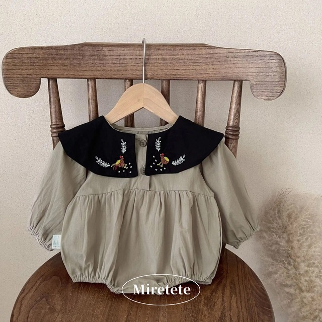 【取寄】刺繍襟がアクセントのモノトーンバイカラーロンパース