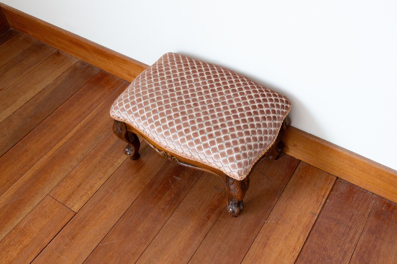 「暮らしを彩るフットスツール」　ブナ材/アンティーク家具/ブレード仕上げ/サスティナブルクラフト