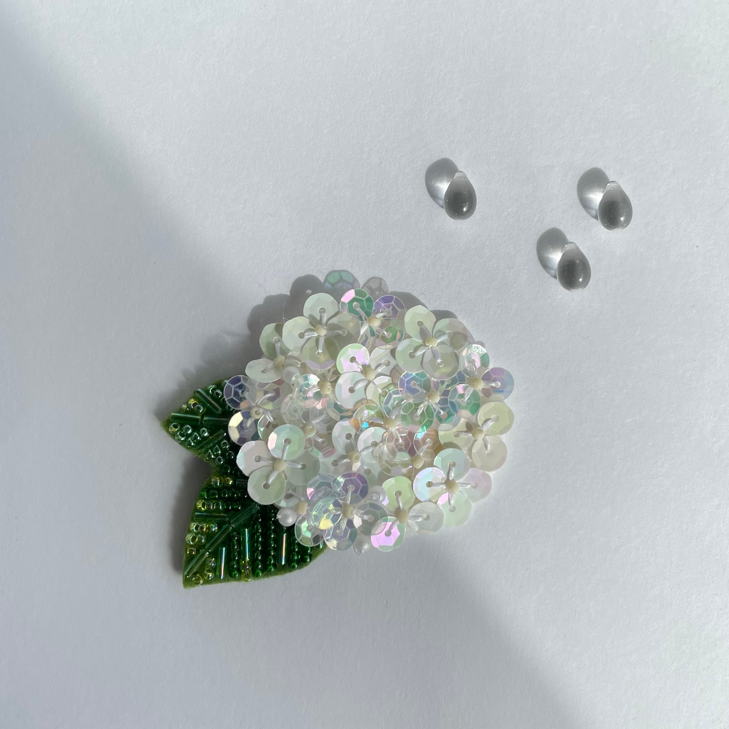 雨上がりに咲く紫陽花ビーズ刺繍ブローチ＊ホワイト | shirotsumekusa