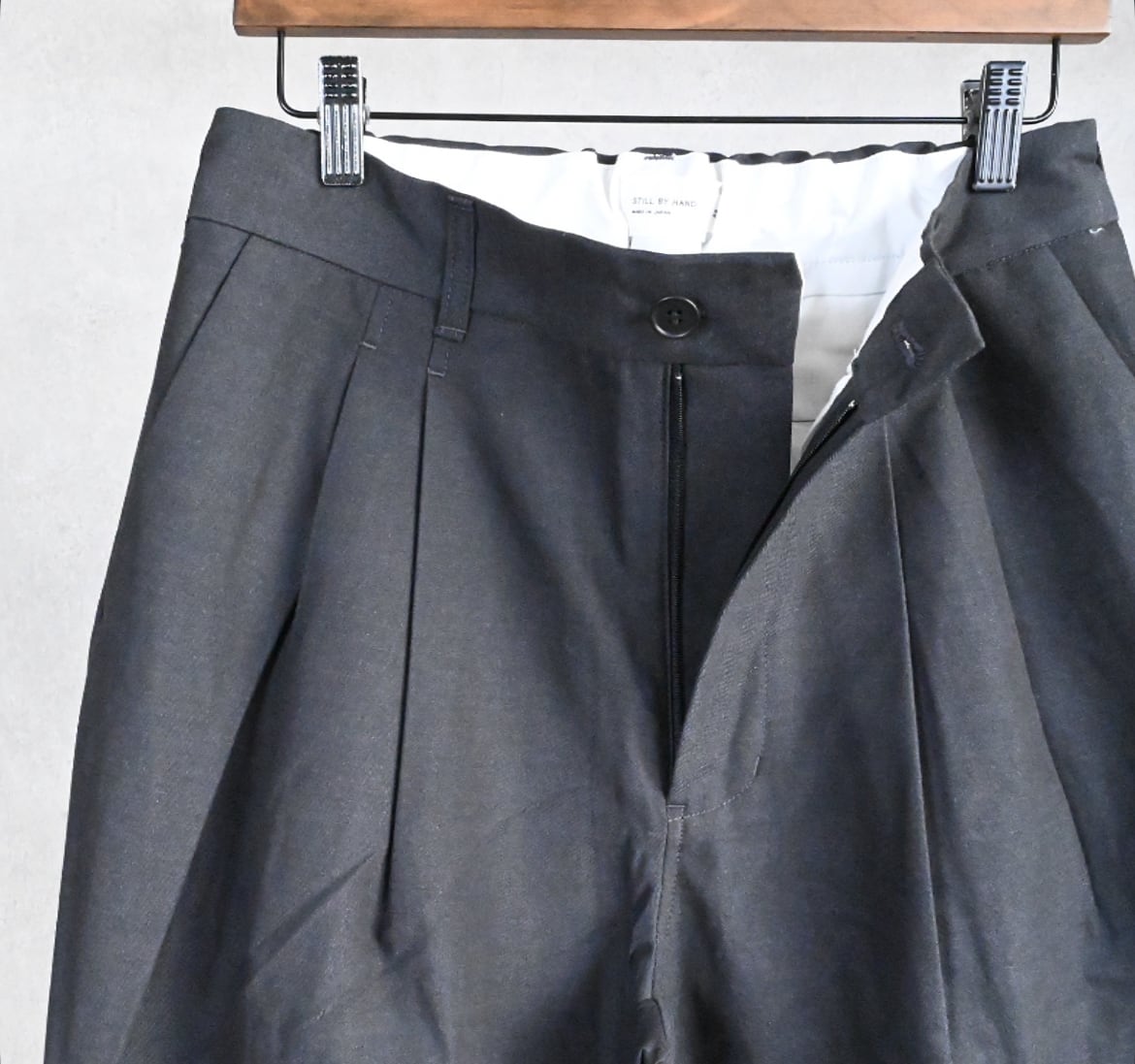 25AW》【STILL BY HAND】DEEP TUCK PRESSED PANTS スティルバイハンド