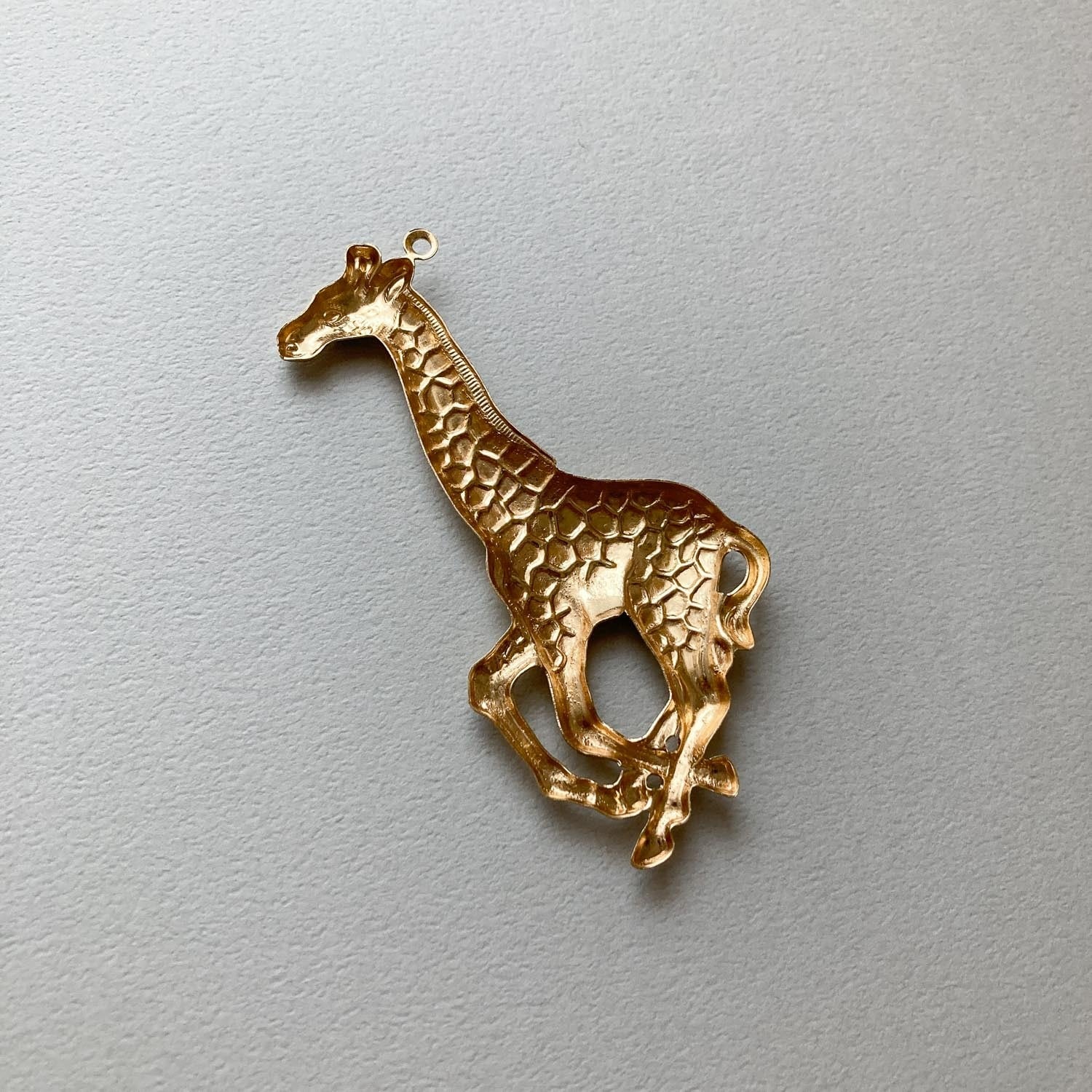 最終入荷〉USA真鍮 キリンの横向き大ぶりチャーム | Dua-アクセサリー