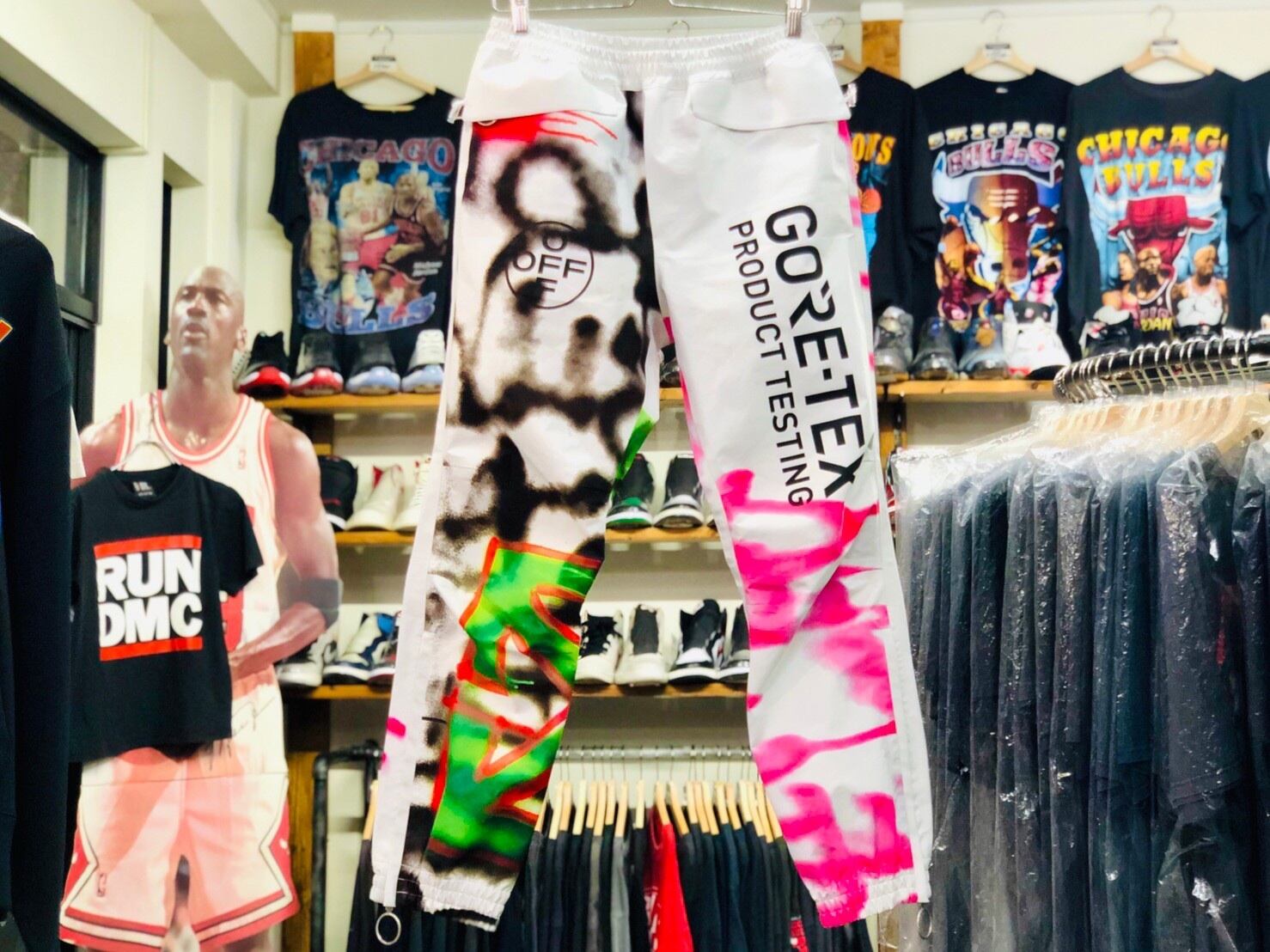OFF-WHITE GORE-TEX GRAFFITI PANT WHITE MEDIUM 200JG7030 OFF-WHITE GORE-TEX GRAFFITI PANT WHITE MEDIUM 200JG7030