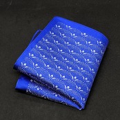 伝統工芸士 金彩仕上げのシルクポケットチーフ（シルバー ブルー） 日本製