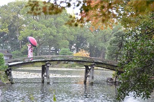 雨の渉成園