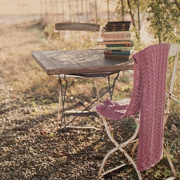 ダウンロード編み図】肌寒い日の1枚に♪ 透かし編みの大判ストール