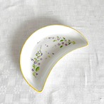 小皿  ラヴィエ　月形のプレート　手描き植物画　紫小花  ムーン　クレセントプレート　三日月形　12twdk4　
