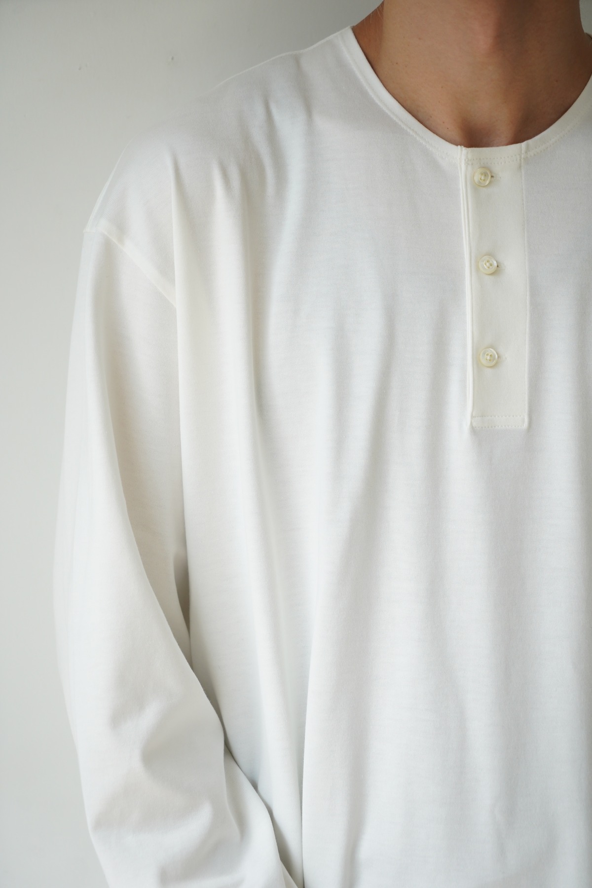 MAATEE&SONS /EX. HENLEY NECK L/S TEE | LiNN