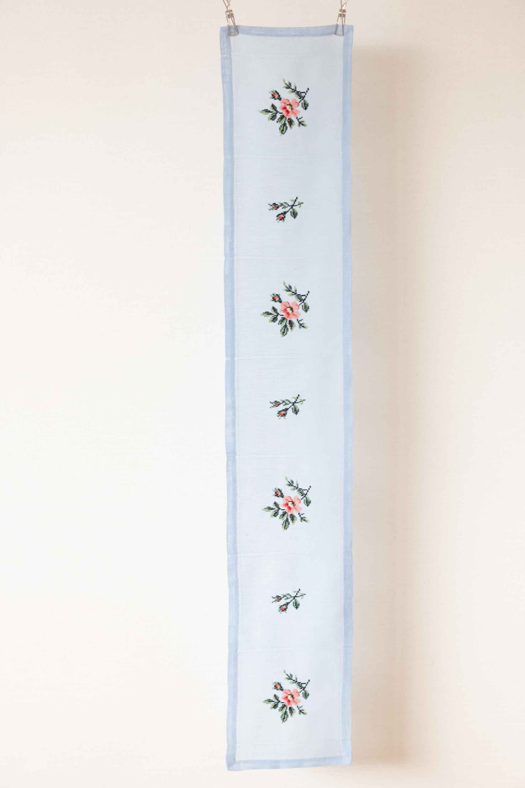 おそらく麻の生地(ブルー)に愛らしく小花が手刺繍されています。北欧仕入れ テーブルランナーに