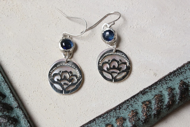 カイヤナイトと白蝶貝のピアス