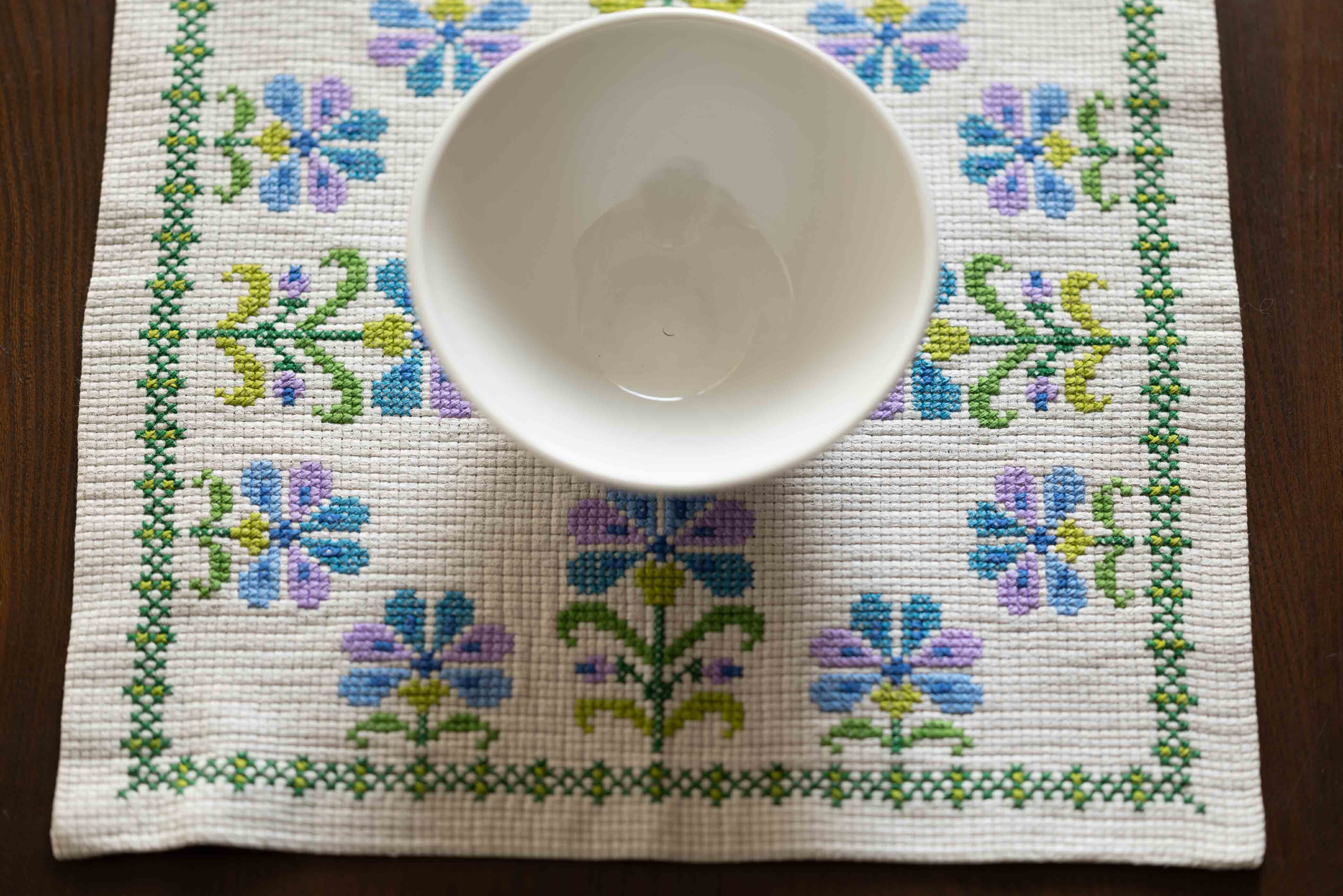 紫陽花色でクロスステッチ刺繍が素敵です。カフェオレボウルと相性