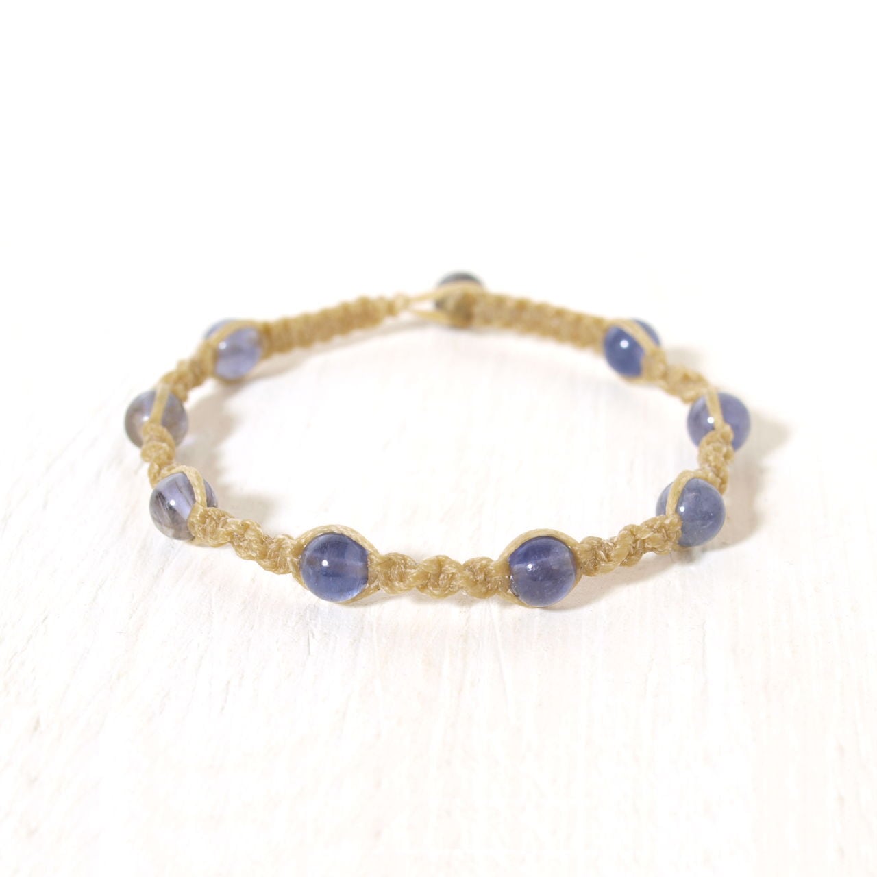 アイオライト6ミリ玉ナチュラルマクラメブレスレット