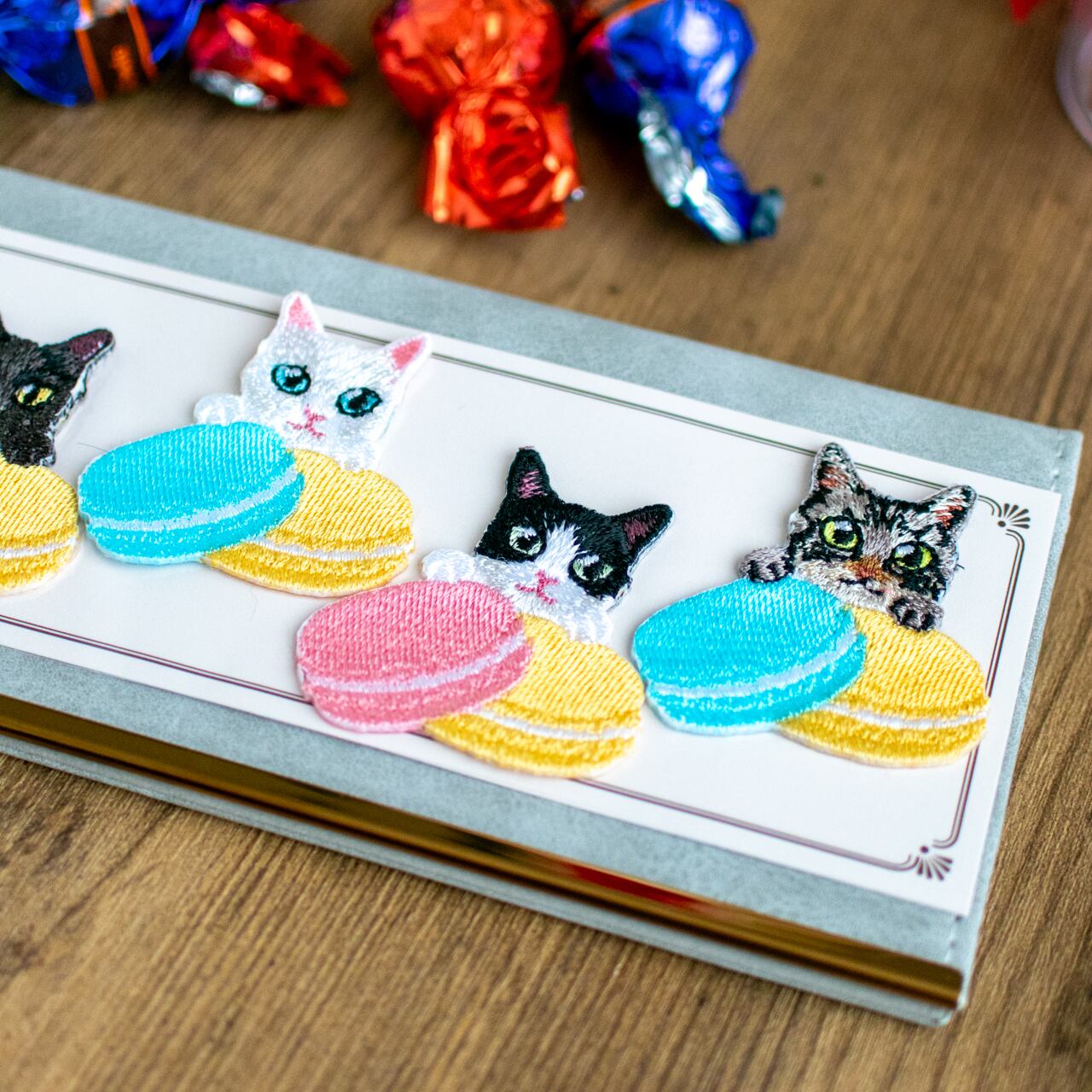 甘い時間を閉じ込めた、にゃんスイーツ刺繍シール【マカロン
