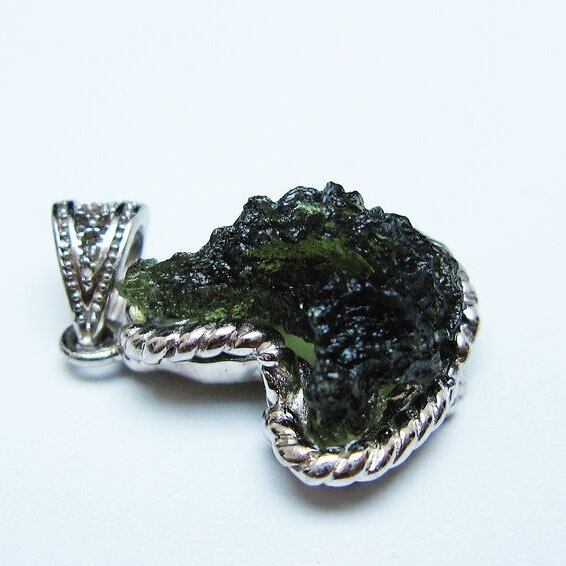 モルダバイト ペンダント モルダウ石 ペンダントトップ 原石 一点物 メール便可 [M便 1/20] 199-492