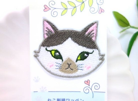 シールにもなる猫の刺繍ワッペン◇控えめなハチワレ柄のpucchi（ぷっち
