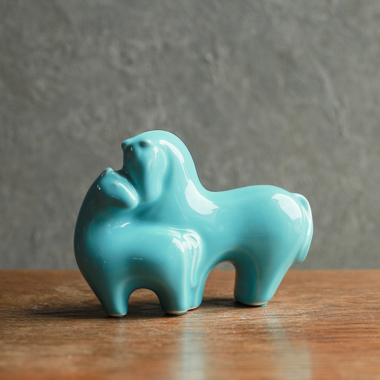 グリーンが美しい、幸せな親子の馬 2