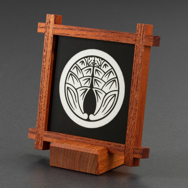 ［丸に抱き茗荷］組子細工の家紋パネル