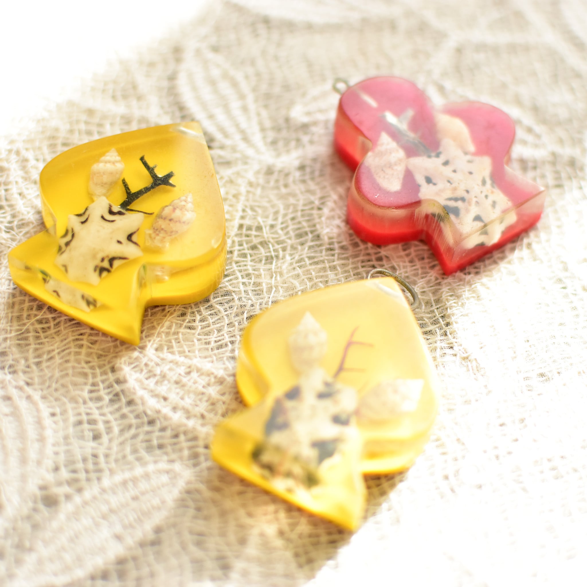 3個セット 昭和レトロポップ 樹脂製のチャーム | チェコガラスボタン