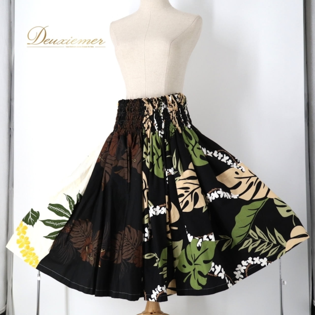 フラダンス 衣装 パウスカート ブラック系 モンステラ柄 プルメリア柄 ハイビスカス柄 ハワイアンプリント アロハ フラ ダンス レッスン 練習 花柄 植物柄 華やか 鮮やか かわいい おしゃれ 大人っぽい ホワイト系 ブラウン系 ベージュ系 グリーン系 イエロー系 レッド系 カーキ系 ブラック ホワイト ツートーン ショート丈 エレガント カジュアル 柄物 ギャザー スカート ボトムス ハワイアンスタイル