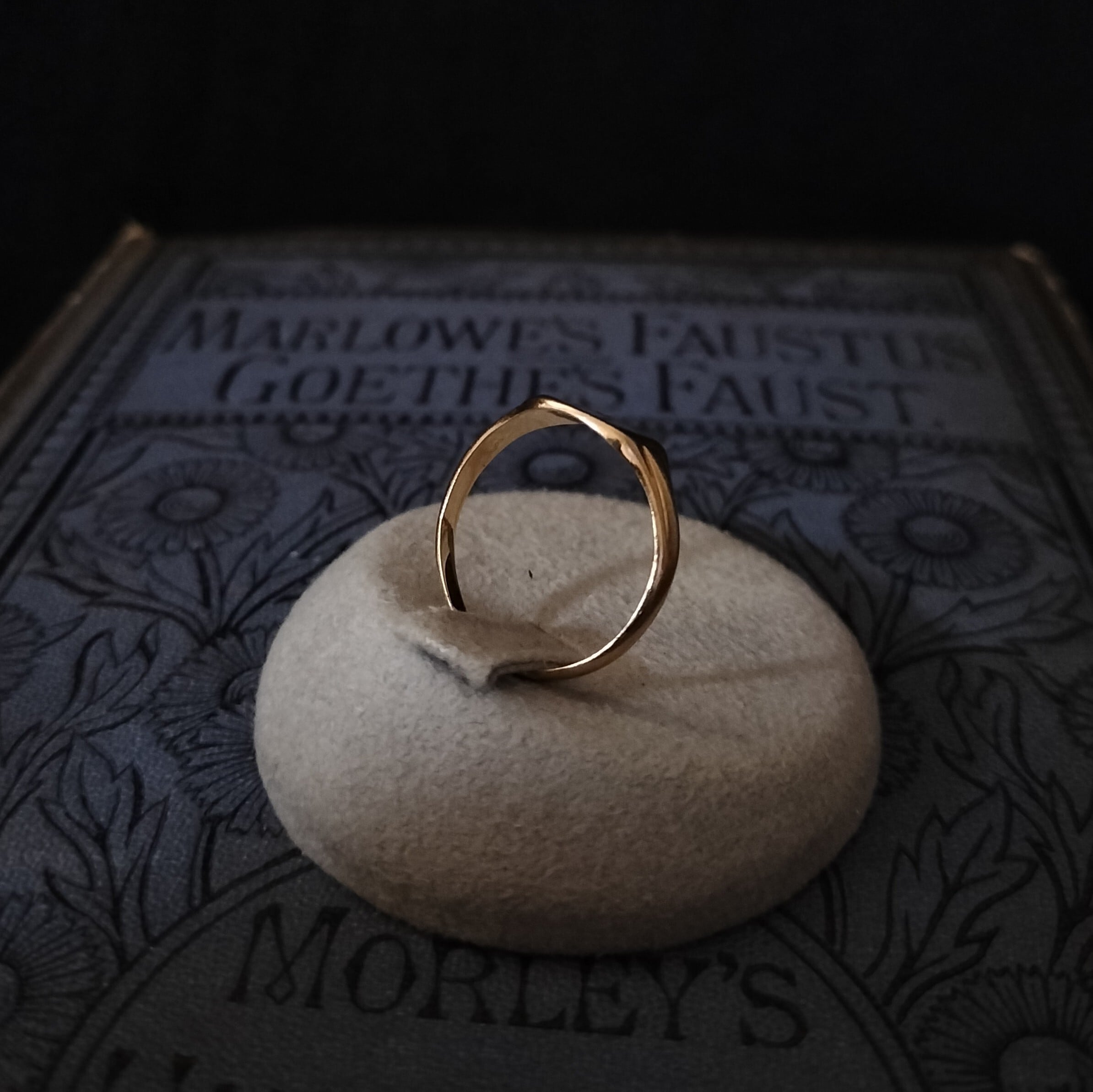 英国　イギリス　アンティーク刻印シグネットリング　9ct 英国イギリス1978年製造ヴィンテージオニキスオーバルシグネットリング