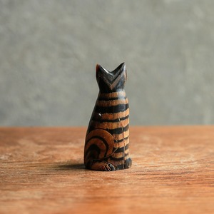 水牛の角から生まれた、艷やかなしま猫 9